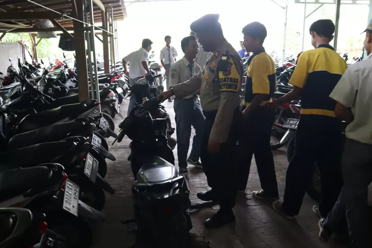 Razia pelajar dari Polres Serang di sekolah di Serang Timur. Foto: TOPMEDIA / Istimewa