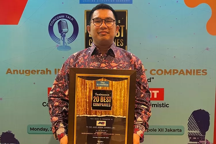 Kurnia Nugraha selaku Media Communication Head menerima penghargaan Indonesia 20 Best Companies 2024, di Metropole XXI, Jakarta Pusat (29/1) (Topmedia.co.id / Istimewa)