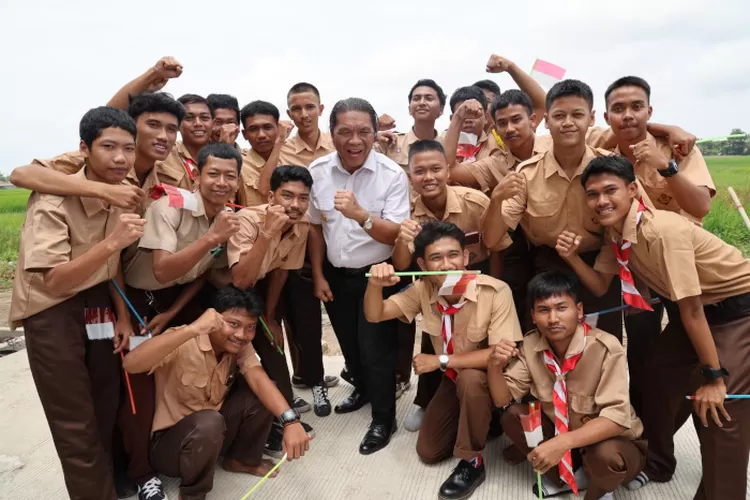 Pj Gubernur Banten, Al Muktabar berpose dengan siswa. Foto: TOPMEDIA / Biro Adpim Banten