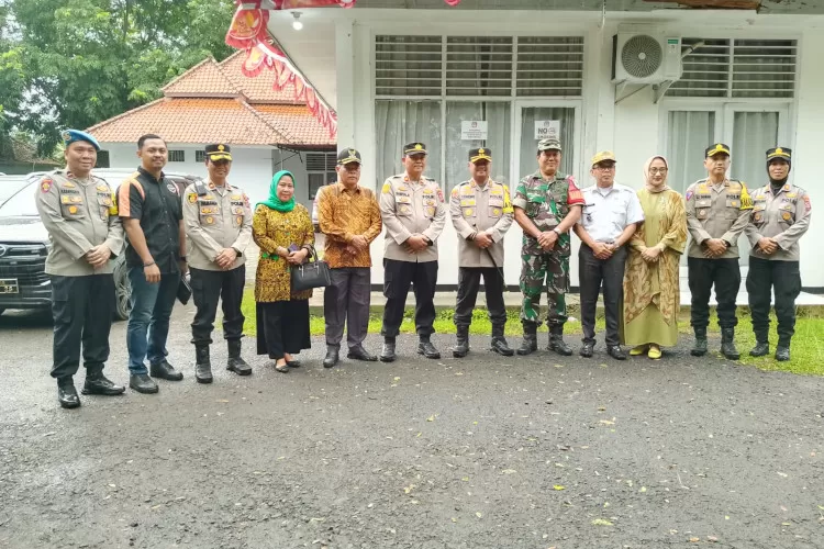 Silaturahmi Kapolres Serang, AKBP Candra Sasongko di Carenang dan Binuang. Foto: TOPMEDIA /Yono