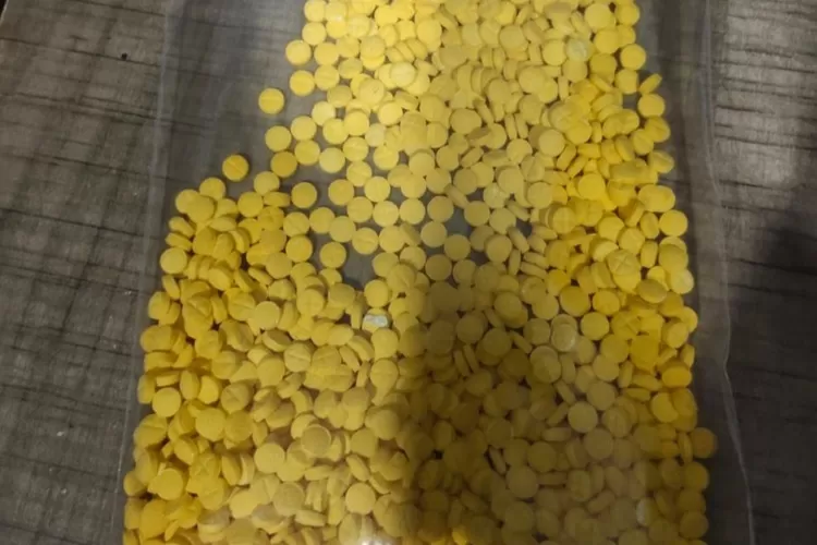 Barang bukti pil hexymer dan tramdol. Foto: TOPMEDIA / Istimewa