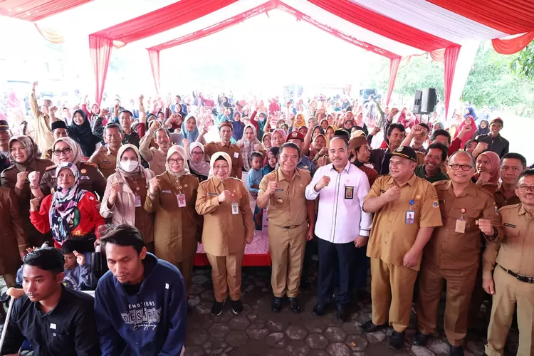 Penyerahan bantuan listrik desa di kabupaten Lebak. Foto: TOPMEDIA / Biro Adpim Banten