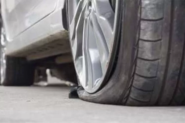 Ilustrasi pencurian dengan cara gembos ban mobil. Foto: TOPOMEIDA / Istimewa