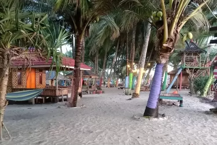 Pantai Kelapa Warna (Topmedia.co.id / Istimewa)