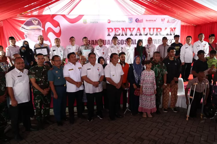 Pembagian bansos di Tangsel. Foto: TOPMEDIA / Istimewa