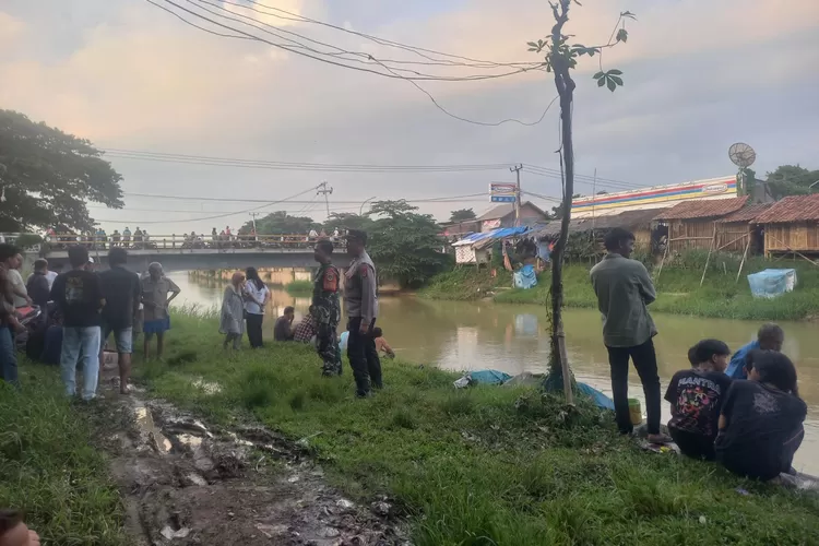 Penelusuran Tim Basarnas di Irigasi Bedeng, Kecamatan Cikeusal. Foto: TOPMEDIA / Yono