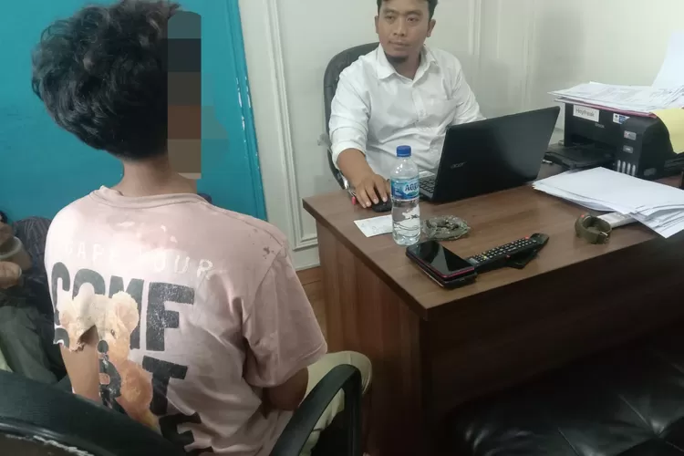 Tersangka pengedar pil koplo. Foto: TOPMEDIA / Yono