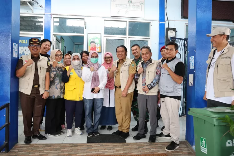 Pj Gubernur Banten, Al Muktabar tinjau Posko Kesehatan Pemilu. Foto: TOPMEDIA / Biro Adpim Banten