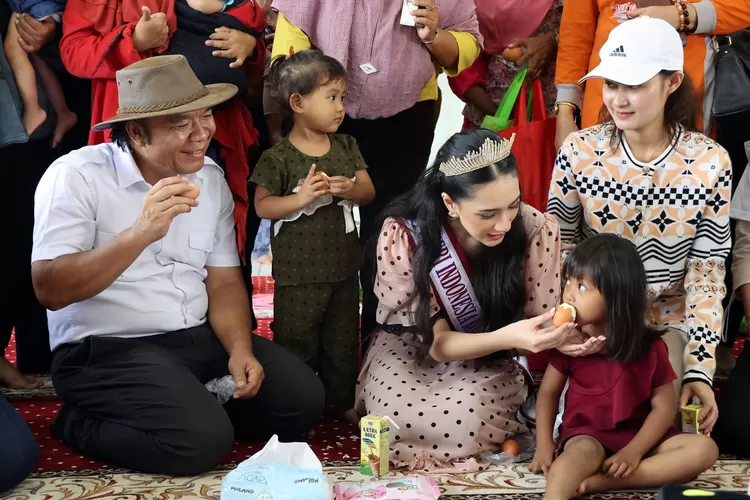 Ditemani Finasli Puteri Indonesia, Pj Gubernur Banten berikan vitamin di Pos Yandu. Foto: TOPMEDIA / Biro Adpim Banten