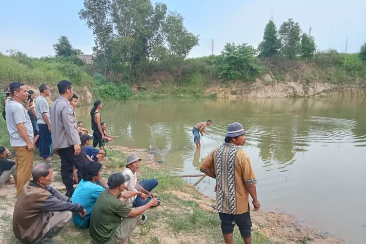 Pencarian bocah tenggelam di bekas galian pasir Pamarayan. Foto: TOPMEDIA / Yono