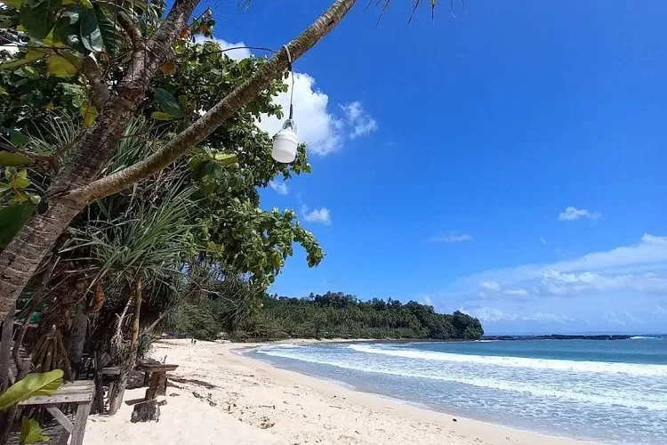 Keindahan pantai legon pari  (Topmedia.co.id/Istimewa)