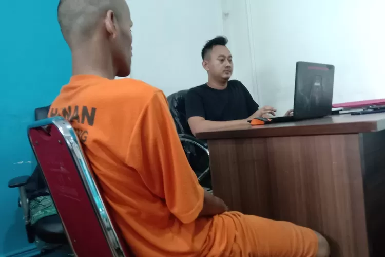 Tersangka pengedar pil koplo diperiksa Satresnarkoba Polres Serang . Foto: TOPMEDIA / Yono