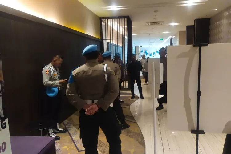 Polisi dari Polres Serang menjaga dan mengamankan perhitungan suara di KPU Kab Serang. Foto:  TOPMEDIA / Yono