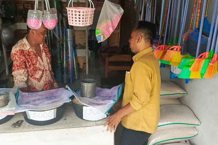 Pedagang beras di salah satu pasar tradisional di Kabupaten Serang. Foto: TOPMEDIA / Yono
