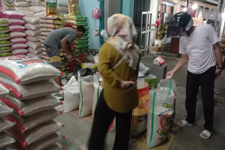 Beras Perum Bulog mulai dipasok ke pasar tradisional. Foto: TOPMEDIA / Yono
