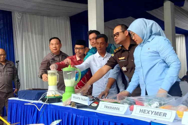 Pemusnahan barang bukti di Kejari Kabupaten Tangerang. Foto: TOPMEDIA / Iqbal