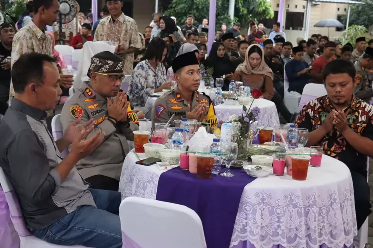 Kapolres Serang AKBP Candra Sasongko berbuka puasa bersama wartawan. Foto: TOPMEDIA / Yono