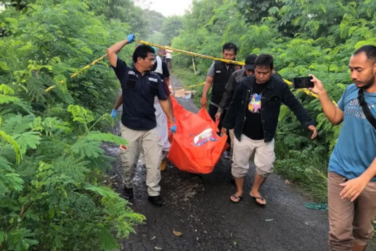 Mayat pria tanpa identas dan bersimbah darah ditemuakan di pinggi jalan Desa Bendung. Foto: TOPMEDIA / Yono