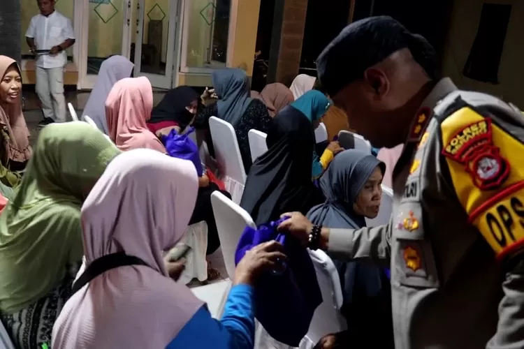 Kapolres Serang, AKBP Condro Sasongko bersafari ramadan bersama emak-emak Jawilan. Foto: TOPMEDIA / Yono