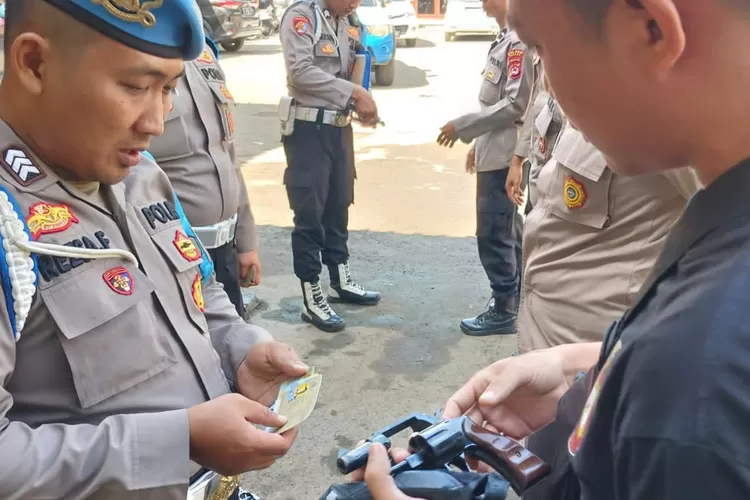 Sie Propam Polres Serang memeriksa anggota di 6 Polsek. Foto: TOPMEDIA / Yono