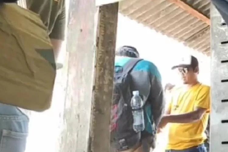 Calo Tengah Bertransaksi dengan Calon Penumpang (Topmedia.co.id / Istimewa)