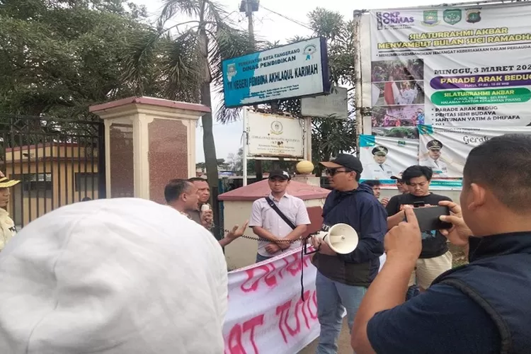 Persatuan Anak Muda Pinang Gelar Aksi Demo di Depan Kantor Kecamatan Pinang  (Topmedia.co.id / Istimewa)