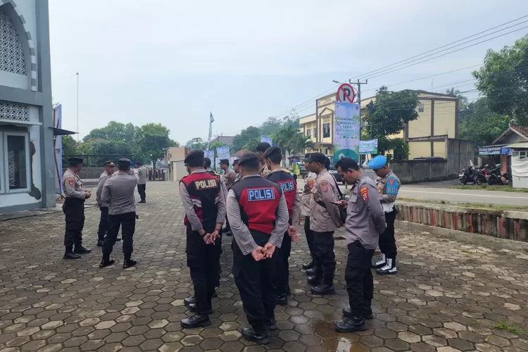 Pengamanan Kunjungan Menperekraf RI ke Petir. Foto: TOPMEDIA / Yono