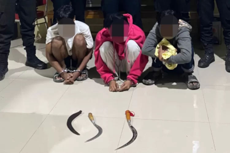 3 remaja diamankan polisi karena bawa senjata tajam di Cikande. Foto: TOPMEDIA / Yono