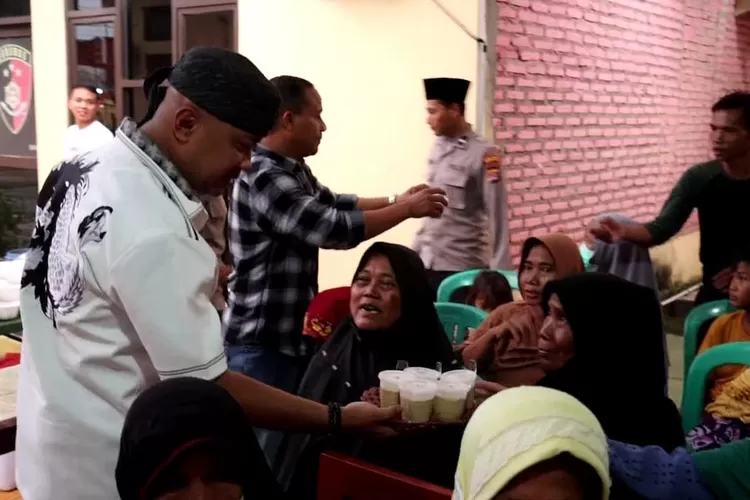 Buka Pasa Bersama Emak-emak dan Kapolres Serang. Foto: TOPMEDIA / Yono