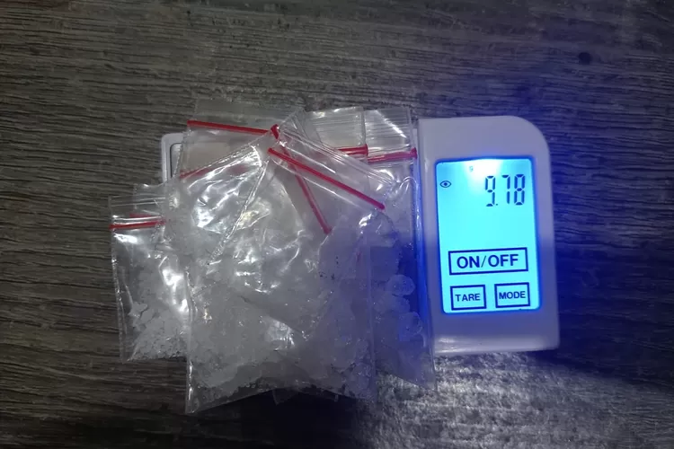 Barang bukti narkoba yang disita dari 3 pengedar. Foto: TOPMEDIA / Yono