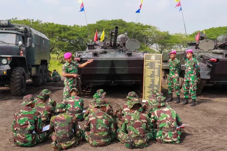 Yontankfib 2 Mar menggelar latishar kendaraan termpuar kavaleri. foto: TOPMEDIA / Ahmad Munawir - Menkav 2 Mar