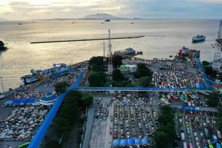 Kepadatan kendaraan di Pelabuhan Merak menyebabkan antrean sepanjang 19 Km. Foto: TOPMEDIA / Istimewa
