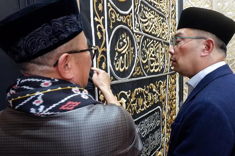 Arie Triyono Memperlihatkan Kaligrafi Kiswah pada Ridwan Kamil (Foto: TOPMEDIA)