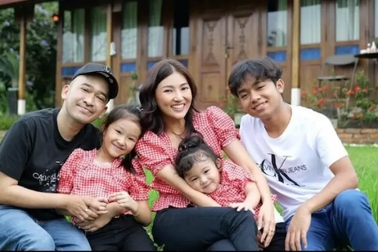 Betrand Peto Bersama Ruben Onsu dan Sarwendah serta Adik - Adiknya (Topmedia.co.id / Istimewa)