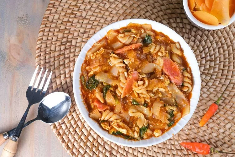 Makan Seblak Berkalori Tinggi (Topmedia.co.id / Istimewa)