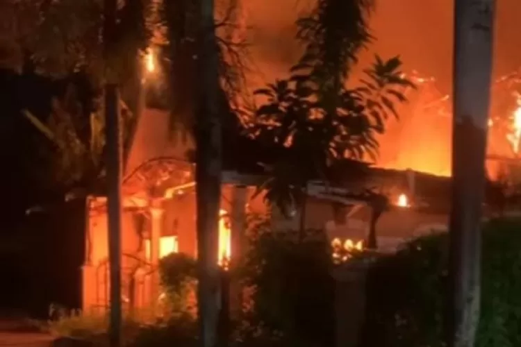 Rumah Kosong di Taman Puri Indah Citraland Kebakaran, Selasa malam (2/7/2024). (Topmedia.co.id / Abdul Hadi)