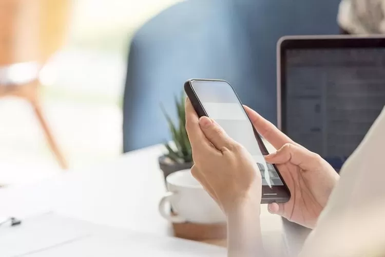 Ilustrasi Seseorang Memegang Handphone (Topmedia.co.id / istimewa)