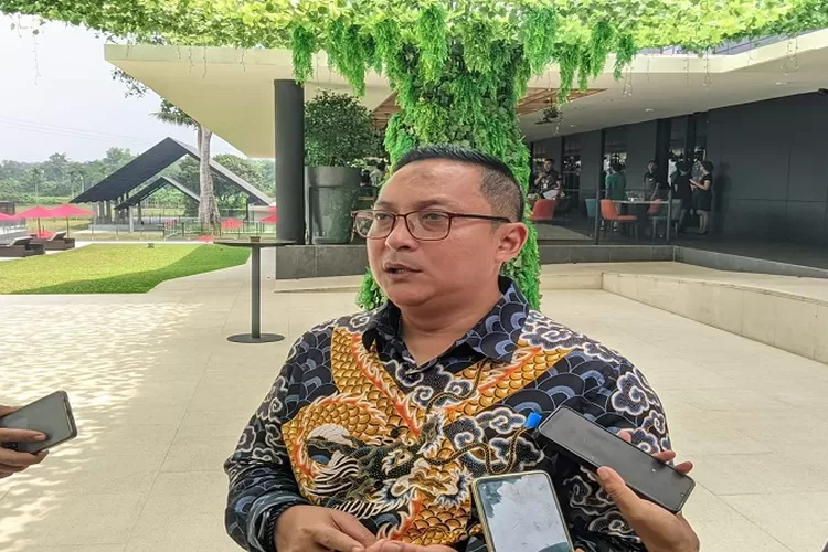 Kepala Bapenda Kota Serang, Hari W Pamungkas saat di wawancara wartawan (Topmedia.co.id / Istimewa)