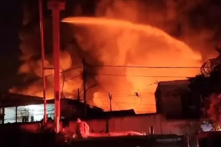Kebakaran Manggarai Melanda Pemukiman Padat Penduduk (Topmedia.co.id / Istimewa)