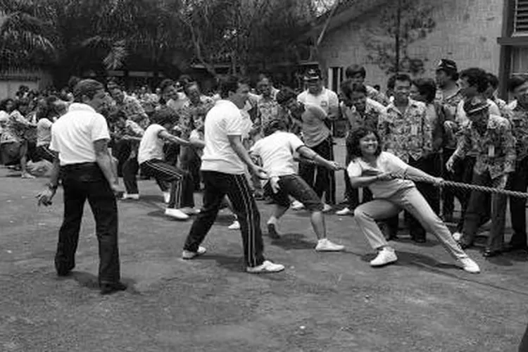 Tarik Tambang, salah satu lomba 17 Agustus yang memiliki sejarah tersendiri. (TOPMedia.co.id / Istimewa)