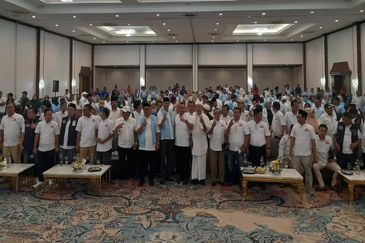 Calon Wali Kota dan Wakil Wali Kota Cilegon, Helldy Agustian dan Alawi Mahmud saat poto bersama tim pemenangan di The Royal Krakatau Cilegon (TOPMedia.co.id / Firasat Nikmatullah)