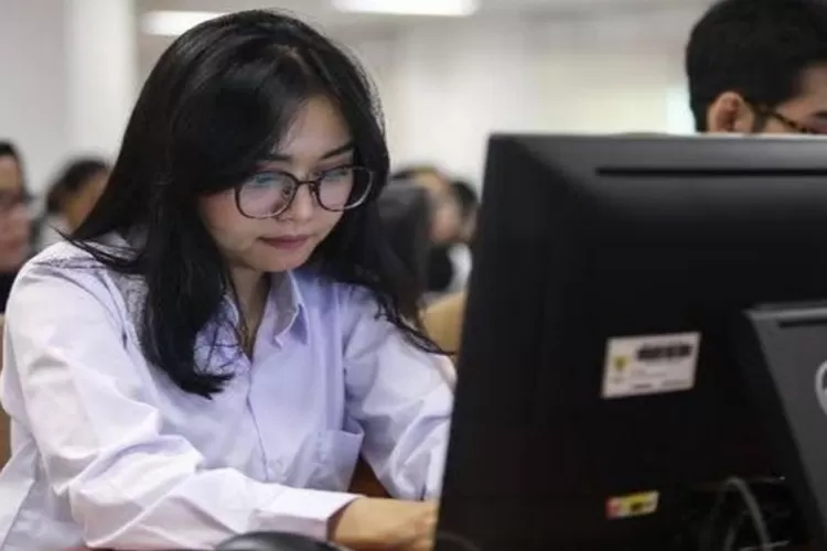 Seorang Calon Pegawai Negeri Sipil (CPNS) yang sedang mengikuti tes seleksi kompetensi dasar (TOPMedia.co.id / Istimewa)