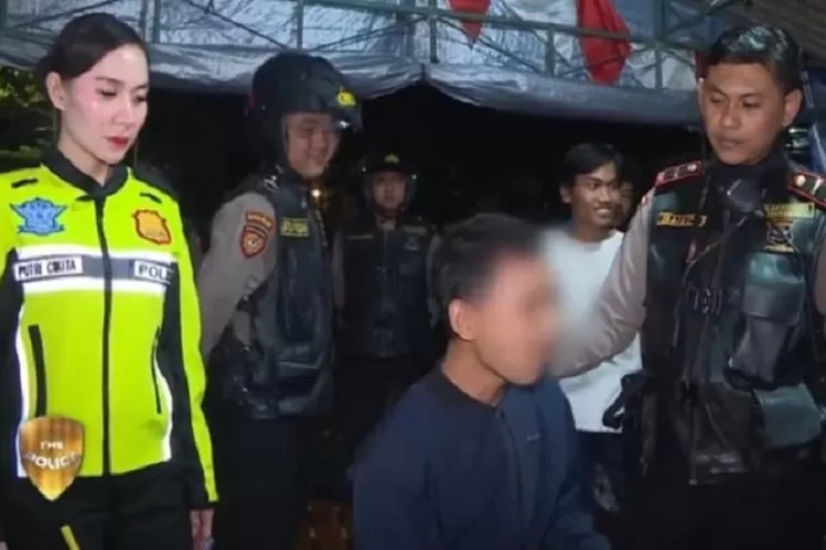 Briptu Putri Sirty Cikita saat menegur orang yang sedang makan malam (TOPmedia/Istimewa)