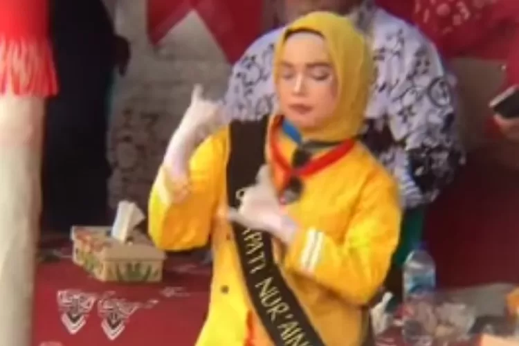 Sosok Gitapati Nuraini, seorang mayoret berjilbab kuning yang viral karena mengenakan rok mini (TOPmedia/Istimewa)