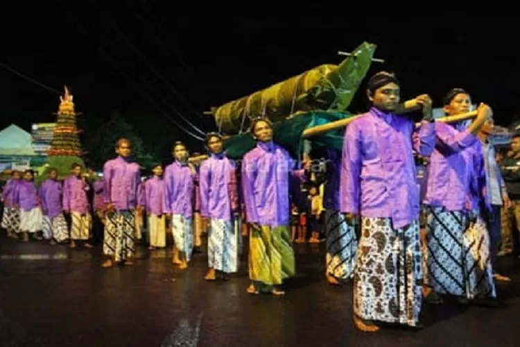 Ilustrasi masyarakat sedang melakukan ritual tolak bala atau rebo wekasan (TOPmedia/Istimewa)