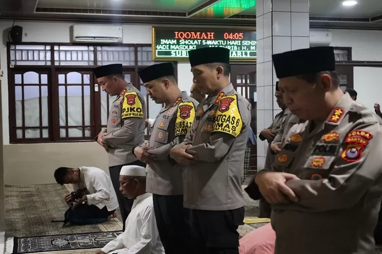 Kapolda Banten Irjen Pol Suyudi Ario Seto saat melaksanakan Sholat Subuh di Masjid Raudhatul Muttaqin Kota Serang, Banten (TOPmedia/Firasat Nikmatullah)