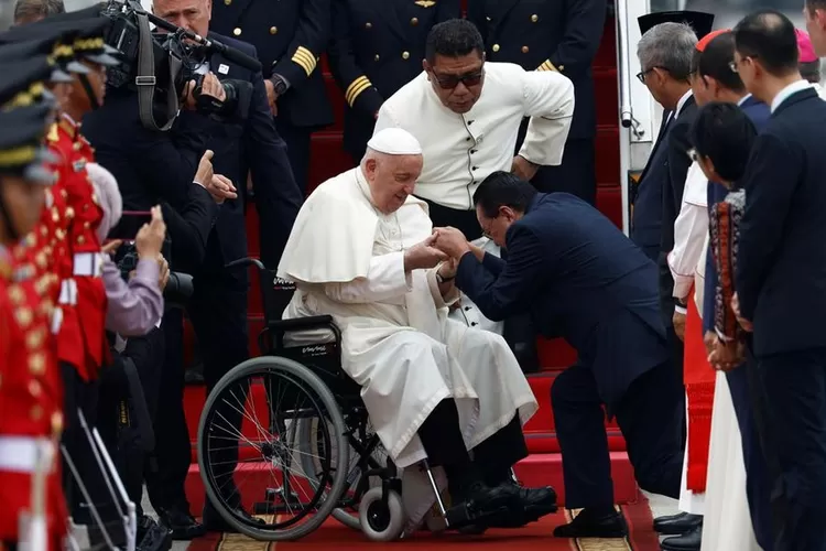 Paus Fransiskus yang Sedang Disambut dan Diberi Hand Bouqet oleh 2 Orang Anak (TOPMedia.co.id /  Istimewa)