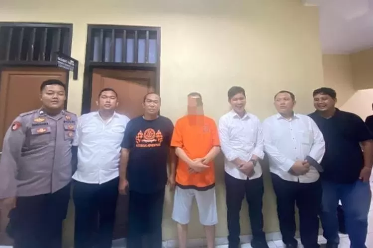 TS, Kepala Desa Wanakerta Tangerang (tengah) diamankan Ditreskrimum Polda Banten.  (TOPmedia/Istimewa)