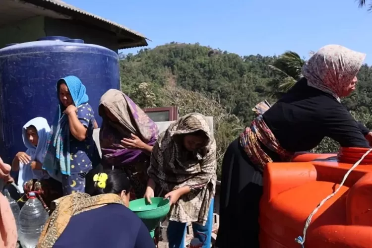 Warga Cilegon yang sedang mengantri mengambil bantuan air bersih dari pemerintah (TOPmedia/Firasat Nikmatullah)