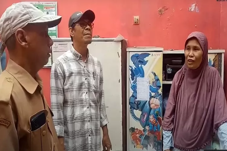 Aswirah, salah seorang warga penerima manfaat Program Sarana Prasarana Lingkungan Rukun Warga (Salira) (TOPmedia/Firasat Nikmatullah)